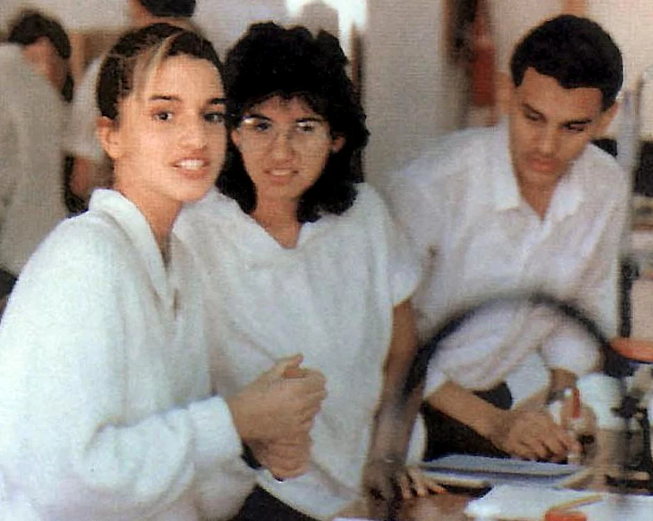 Rania, foto dreapta, la școală, în Kuweit