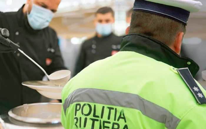 
    O ciorbă pentru poliţiştii de la Rutieră Foto: Colaj Adevărul  
