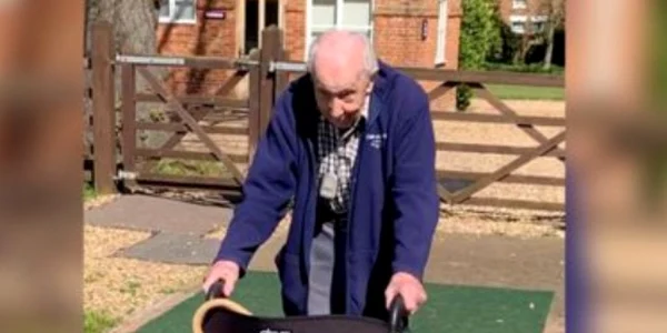 Veteran din cel de-al doilea razboi mondial strangand bani pentru victimele de covid-19 FOTO BBC
