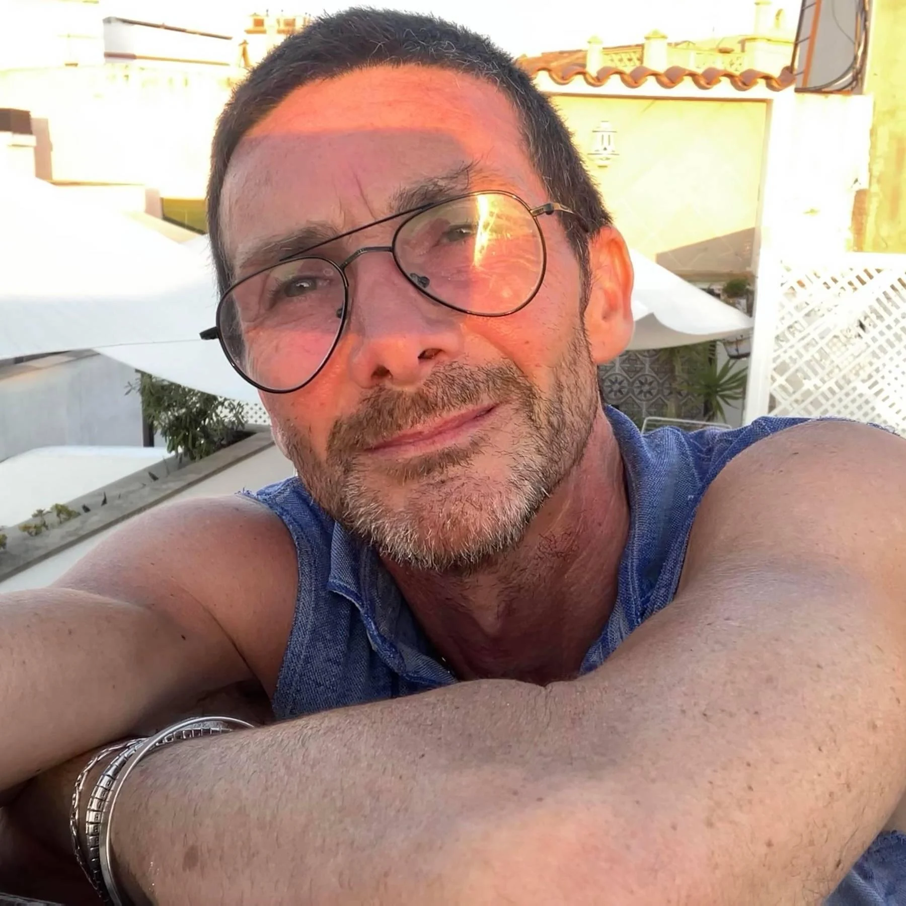 Angajatul unui supermarket, concediat după ce a oprit un hoț care fura ouă de ciocolată. „Nu avem voie să facem nimic””