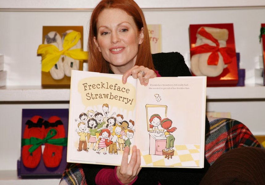 Administrația Trump a interzis în școli o carte pentru copii scrisă de actrița Julianne Moore despre „o fetiță cu pistrui”