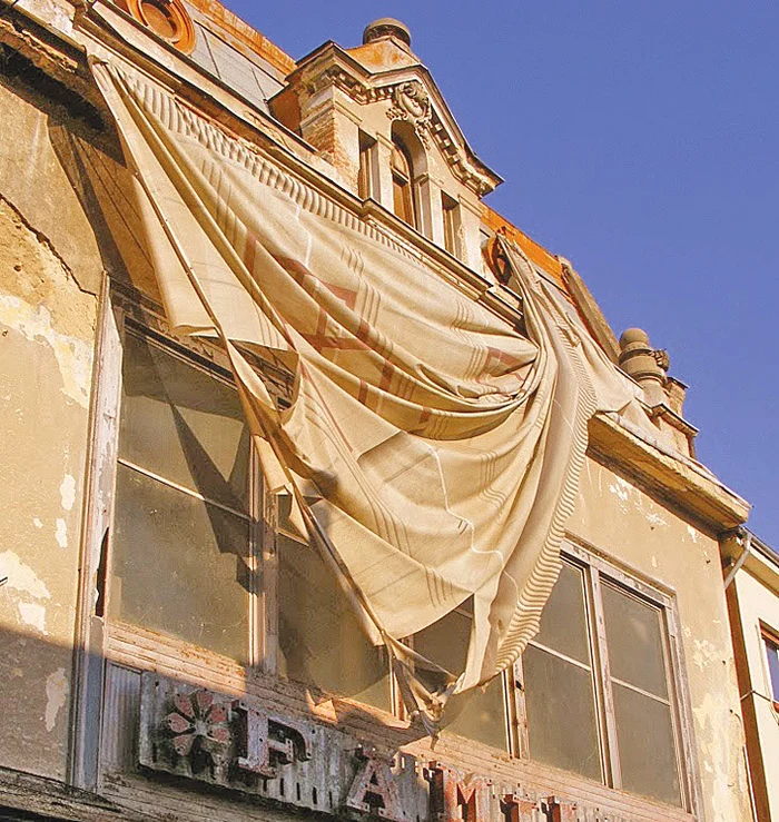 1990 - În timpul comuniştilor a devenit magazinul Familia, apoi a rămas o ruină