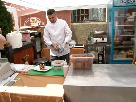 Restaurantele şi-au mutat bucătăriile în stradă. FOTOSimona Suciu