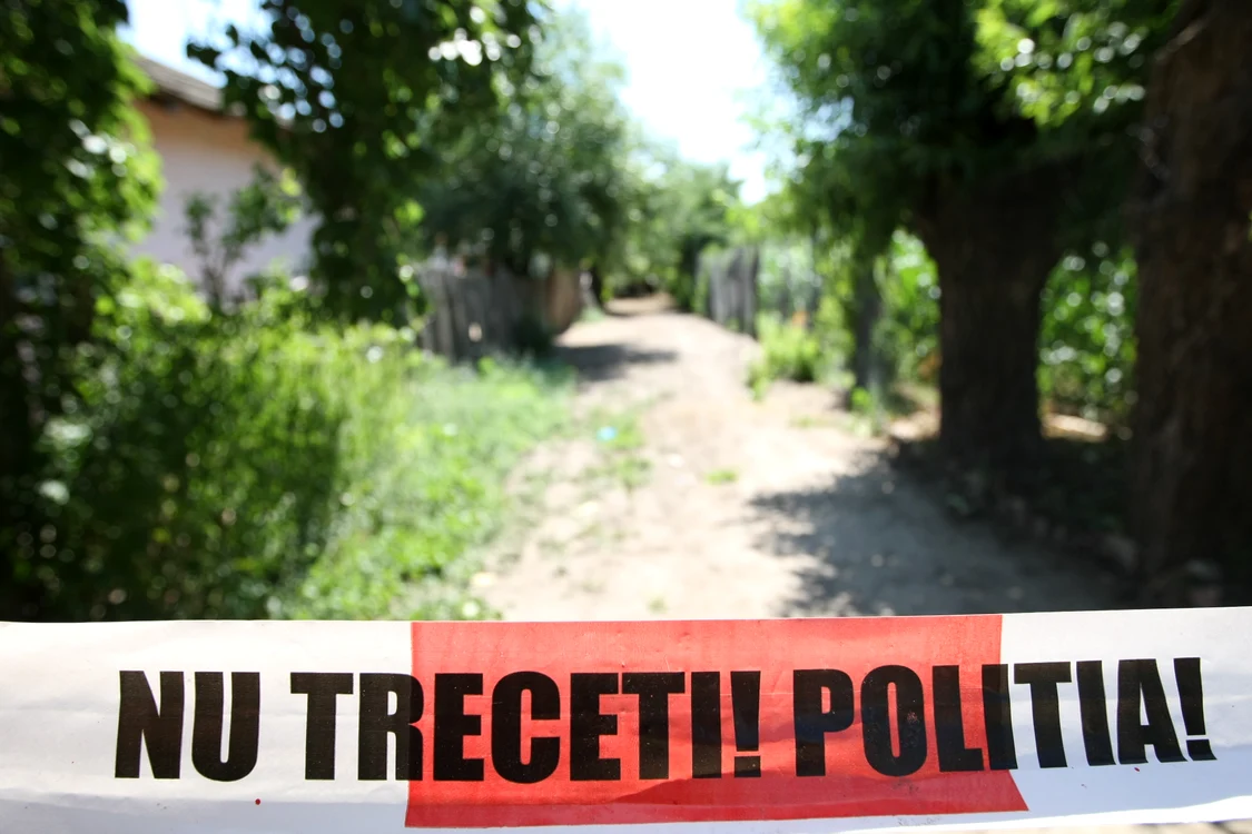 
    Poliţiştii au deschis o anchetă, iar trupurile celor doi au fost ridicate pentru necropsie (foto: arhivă)  