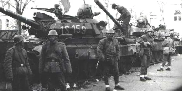 Militari români aflaţi pe străzile Bucureştiului în zilele Revoluţiei