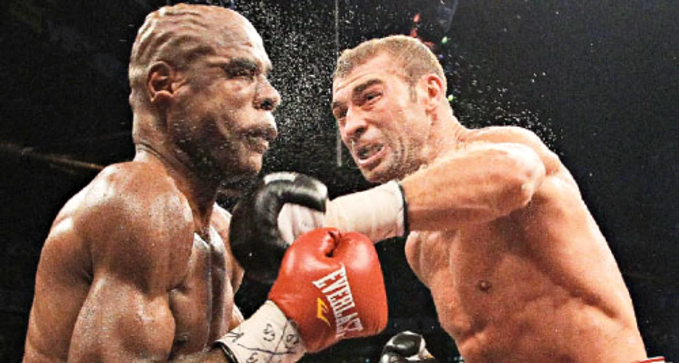 Vineri, 11.11.2011. Lucian Bute a susţinut la Aeroportul “Henri Coandă” o conferinţă de presă (foto: Marian Vilău)