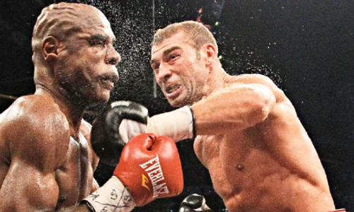 Vineri, 11 11 2011  Lucian Bute  a susţinut  la Aeroportul “Henri Coandă” o  conferinţă de presă (foto: Marian Vilău) jpeg