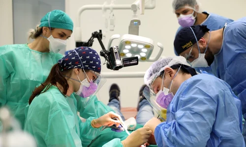 1 thumbnail medici specialisti in timpul interventiei jpg jpeg