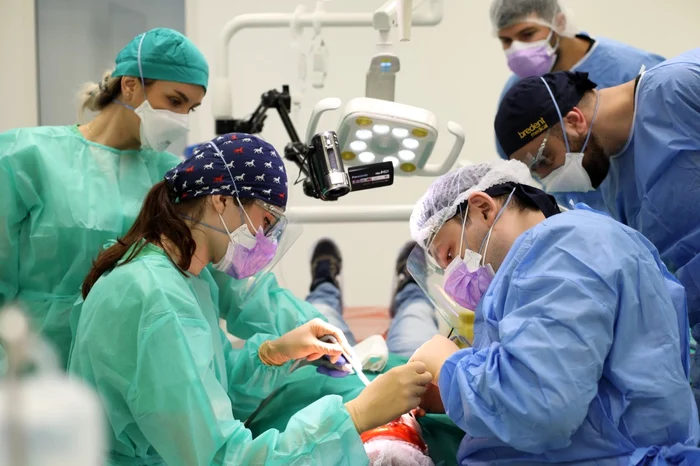 1 thumbnail medici specialisti in timpul interventiei jpg jpeg