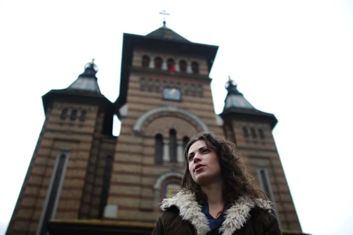 Victoria Chiticariu în faţa Catedralei Mitropolitane din Timişoara