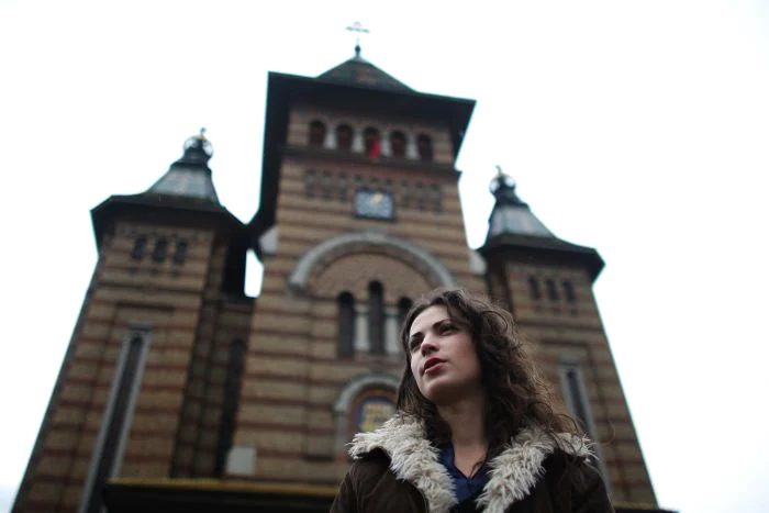 Victoria Chiticariu în faţa Catedralei Mitropolitane din Timişoara