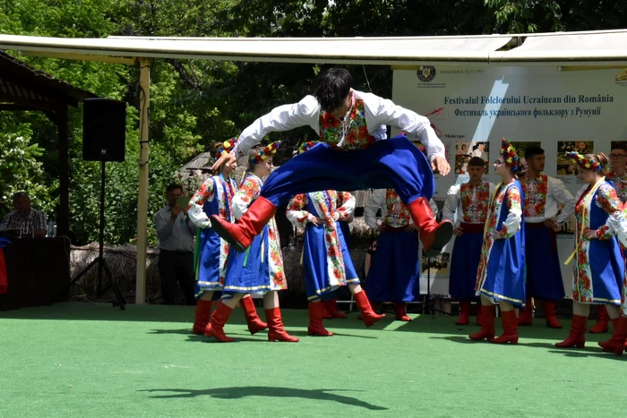 Efortul băieților într-un spectacol este enorm FOTO: Fb. Muzeul Dimitrie Gusti/Bogdan Goean