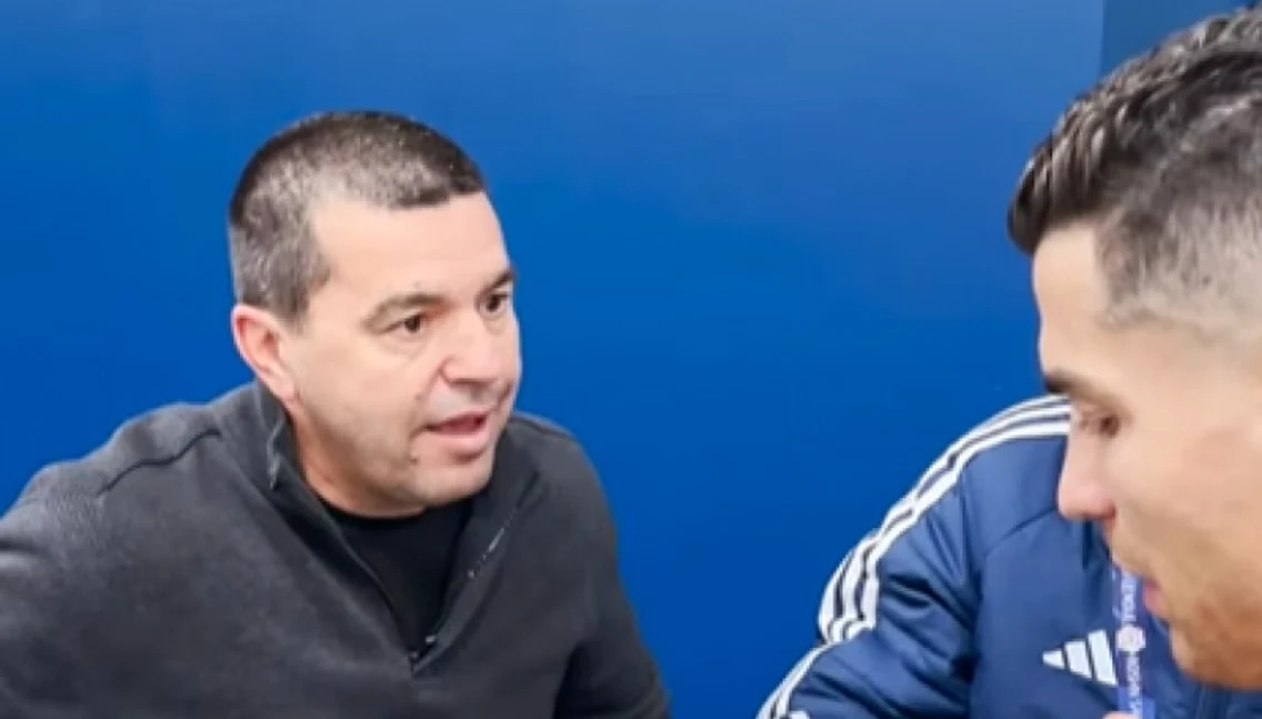 Cosmin Contra l-a rugat pe Cristiano Ronaldo să-i semneze câteva tricouri. Foto Instagram