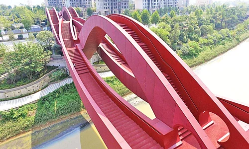 Construcţia a fost concepută sub  formă de labirint jpeg