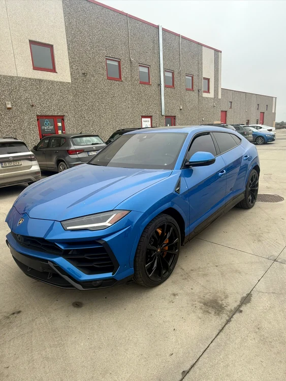 Lamborghini Urus de culoare albastră