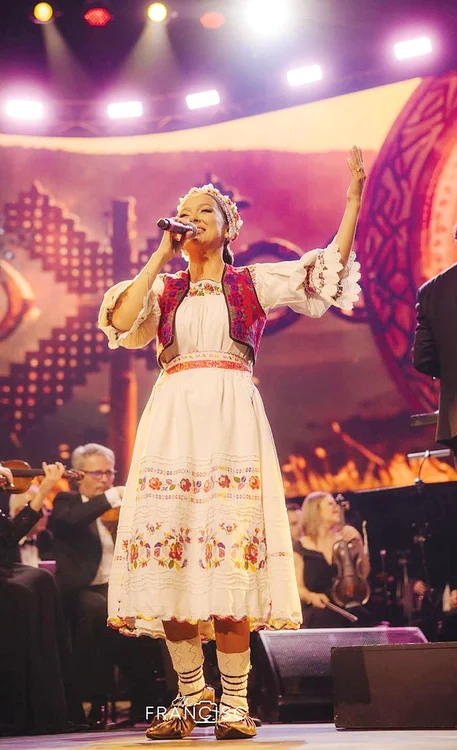 A alternat ţinutele elegante  şi moderne  cu portul popular