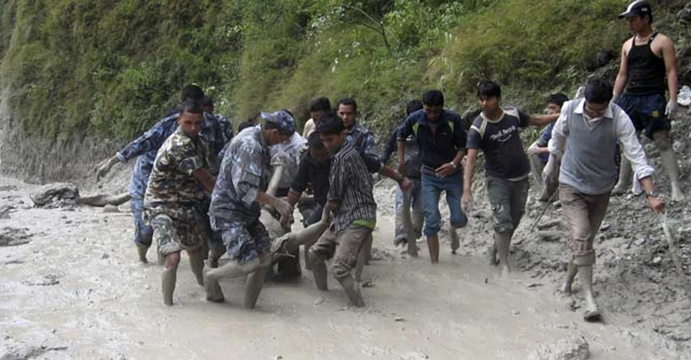 
    Inundaţiile produse în Nepal, în regiunea Annapurna (foto Reuters)  
