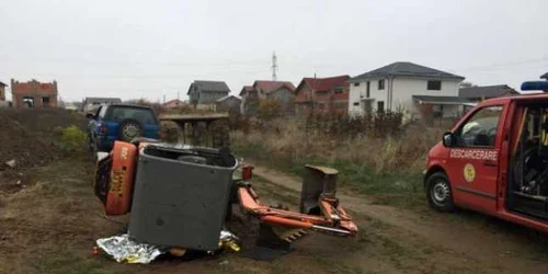 Tânărul de 27 de ani a fost scos de sub malul de pământ de pompieri