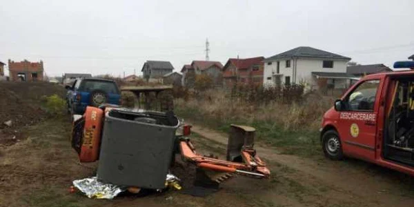 Tânărul de 27 de ani a fost scos de sub malul de pământ de pompieri