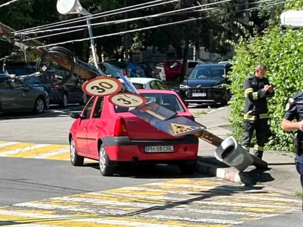 Stâlp prăbușit în Ploiești/FOTO: PHonline.ro  