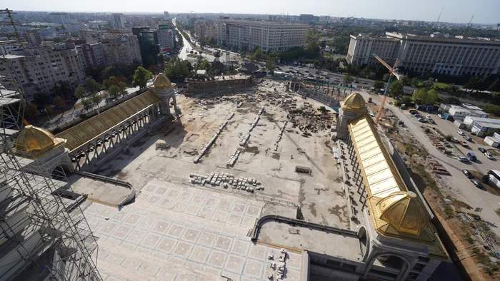 Curtea catedralei „Mântuirea Neamului”