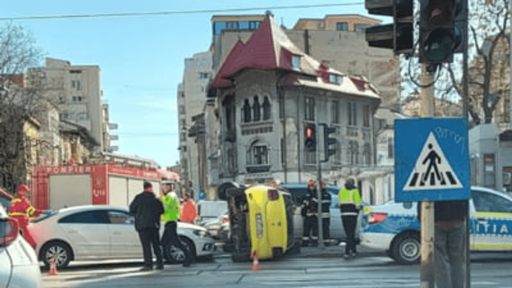Taxi răsturnat pe linia de tramvai în București. Pasagerul este rănit