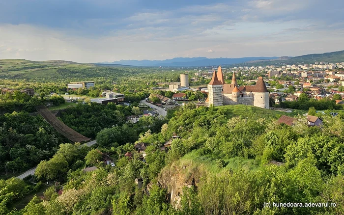 Plasa de funicular, vizibilă în stânga, a rămas din vechea rețea de transport. Foto: Daniel Guță.