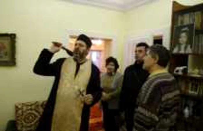 În ziua de Bobotează, oamenii sunt stropiţi cu apă sfinţită