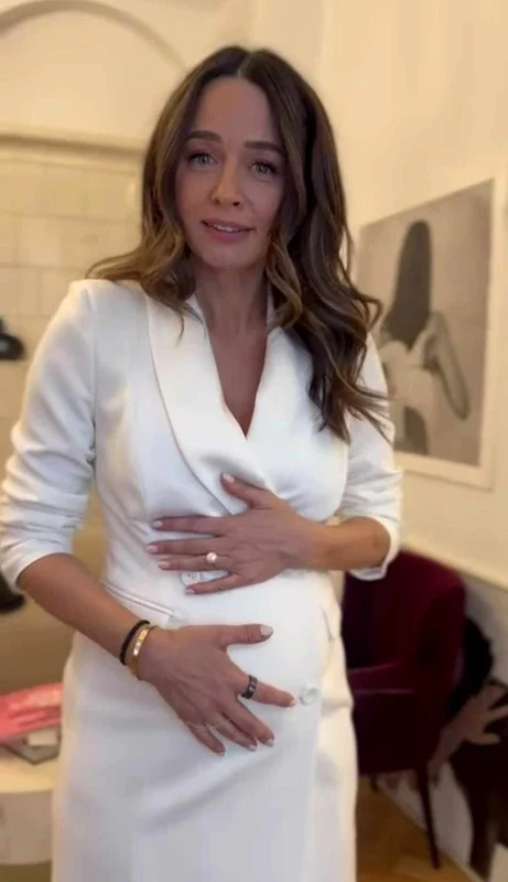 Andreea Raicu este însărcinată... de la gluten. FOTO: Instagram