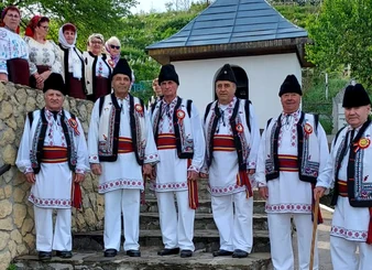 Îmbrăcați în straie populare, localnicii merg la Biserică FOTO: Ecaterina Hulea