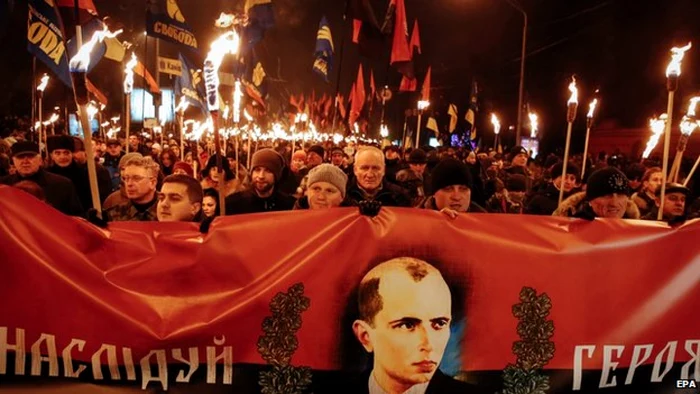 Manifestanţii au cerut ca liderului naţionalist Stepan Bandera să-i fie restitut titlul de erou naţional, care i-a fost luat de fostul preşedintele pro-rus Victor Ianukovici. FOTO via BBC