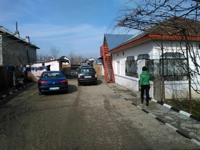 Romilor din comuna Odobești, județul Dâmbovița, le merge bine: au case cu etaj și mașini de lux