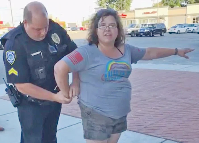 
    A venit cu poliţia  după o urmărire  de 48 de ore şi  prima dintre hoaţe  a fost încătuşată   