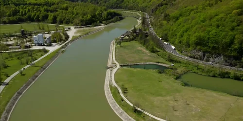 Zona Cornet Vâlcea cu podul rutier peste Olt în fundal Foto Daciana Stoica