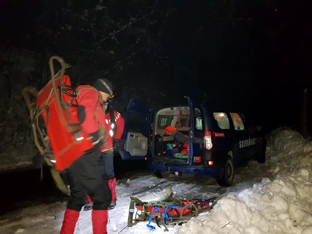 Mai multe persoane care făceau o drumeție cu snowmobilele au fost surprinse de avalanșăFoto: Facebook/Salvamont Romania