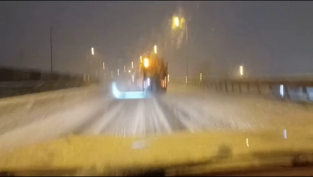 Ninge ca-n povești la munte, spre bucuria copiilor. În schimb, pentru drumarii care se luptă cu zăpada e un coșmar VIDEO