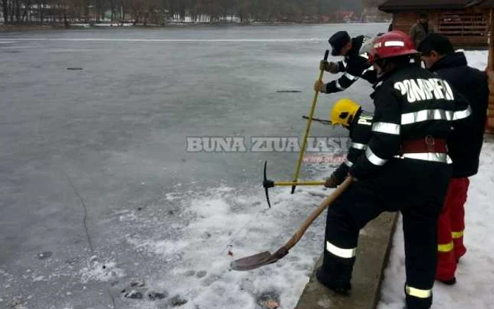 Pompierii au spart gheaţa lacului pentru a scoate cadavrul FOTO bzi.ro