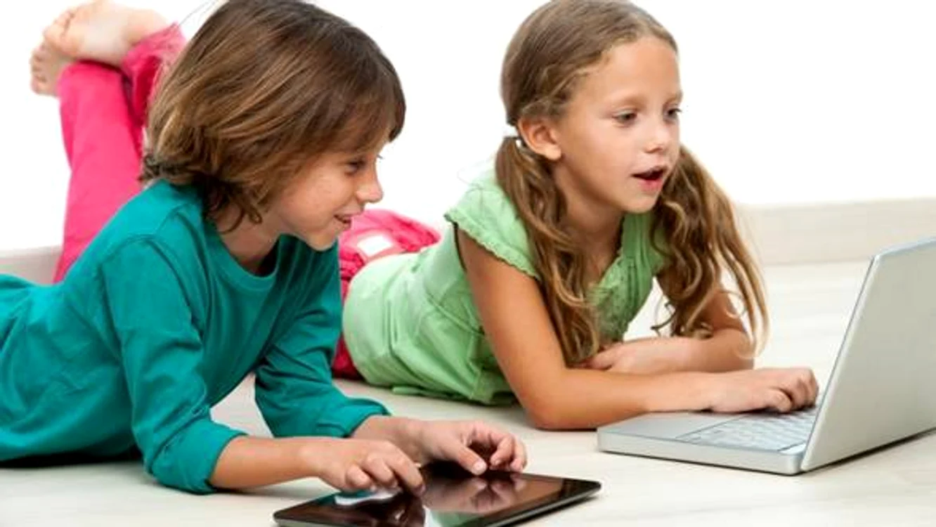 
    Elevii vor avea tablete, manuale digitale și cataloage electronice la toți anii de studiu  