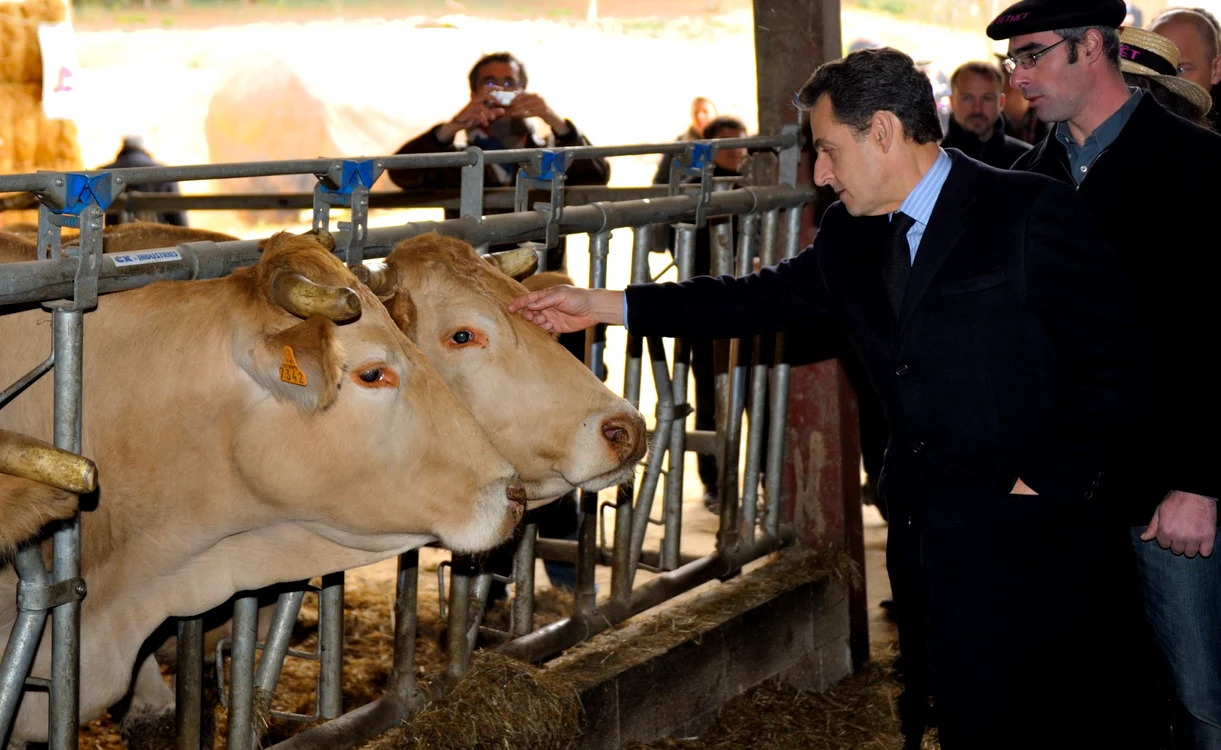 FOTO REUTERS: Nicolas Sarkozy, în vizită la o fermă 