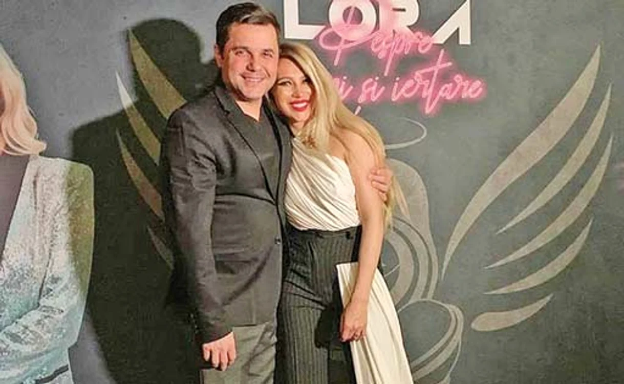 
    Cove a susținut-o  pe Lora la primul  album scos pe piață  