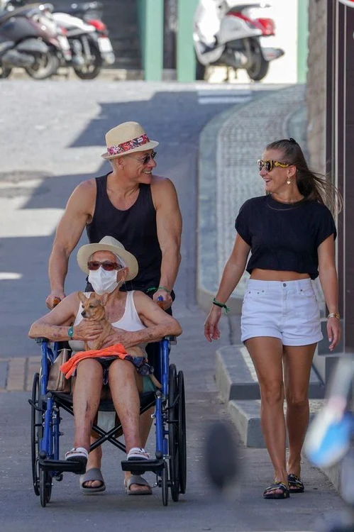 
    Jean-Claude Van Damme şi familia  