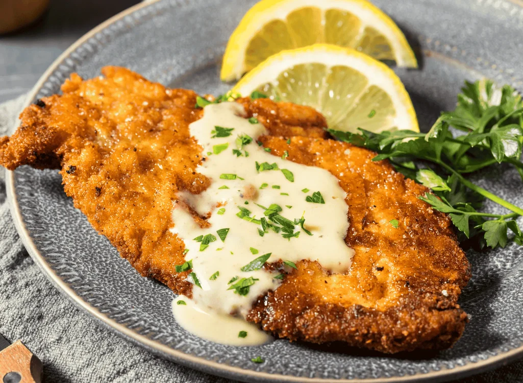 Rahmschnitzel, rețeta austriacă de șnițele de vițel în sos de smântână. 