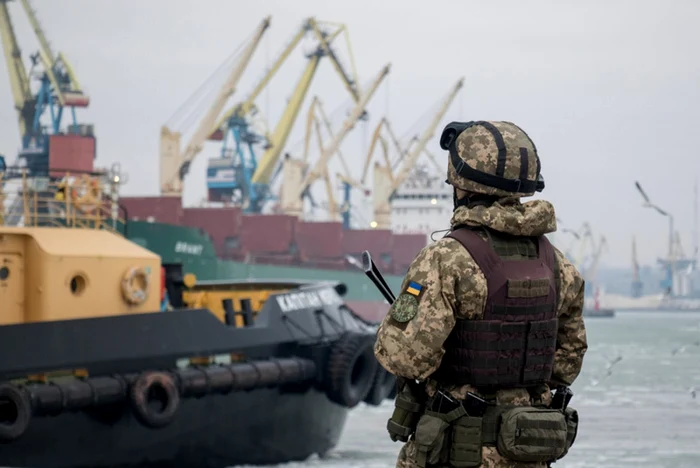 Soldat ucrainean în portul Mariupol. FOTO EPA