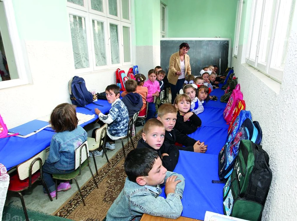 
    Elevii de clasa  a III-a sunt înşiraţi  la mesele de pe  partea stângă,  în timp ce „bobocii” stau aliniaţi la cele  din partea dreaptă  