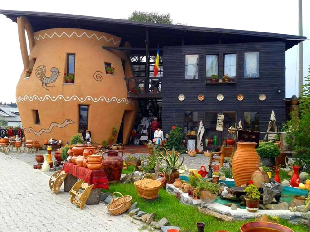 Zona comercială pentru produse din ceramică din Horezu - Vâlcea Foto Adevărul - credit Daciana Mitrache