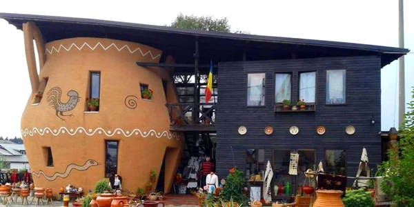 Zona comercială pentru produse din ceramică din Horezu - Vâlcea Foto Adevărul - credit DMS