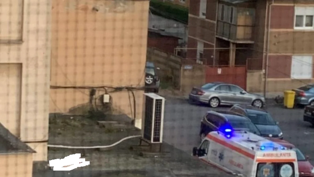 Bărbatul a căzut pe acoperișul unei clădiri FOTO Glasul Aradului 