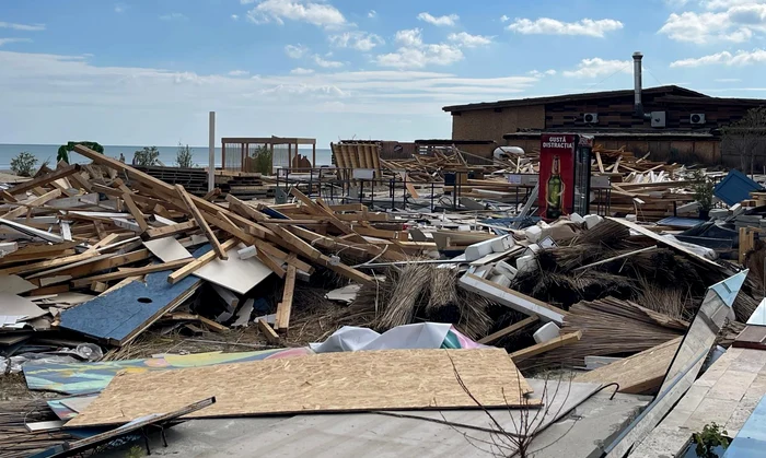 Operatorii sunt nevoiți să demoleze structurile existente de pe plajă FOTO: Imagini amator