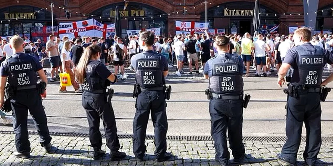 Polițiștii germani i-au supravegheat îndeaproape pe suporterii britanici. Foto EPA EFE 