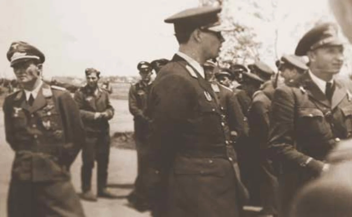 În vara anului 1943 lângă maiorul german Gerlitz, comandantul Şcolii de Piloţi de Vânătoare de la Galaţi, Radion Chiaburu (dreapta) îi prezenta Regelui situaţia de pe front